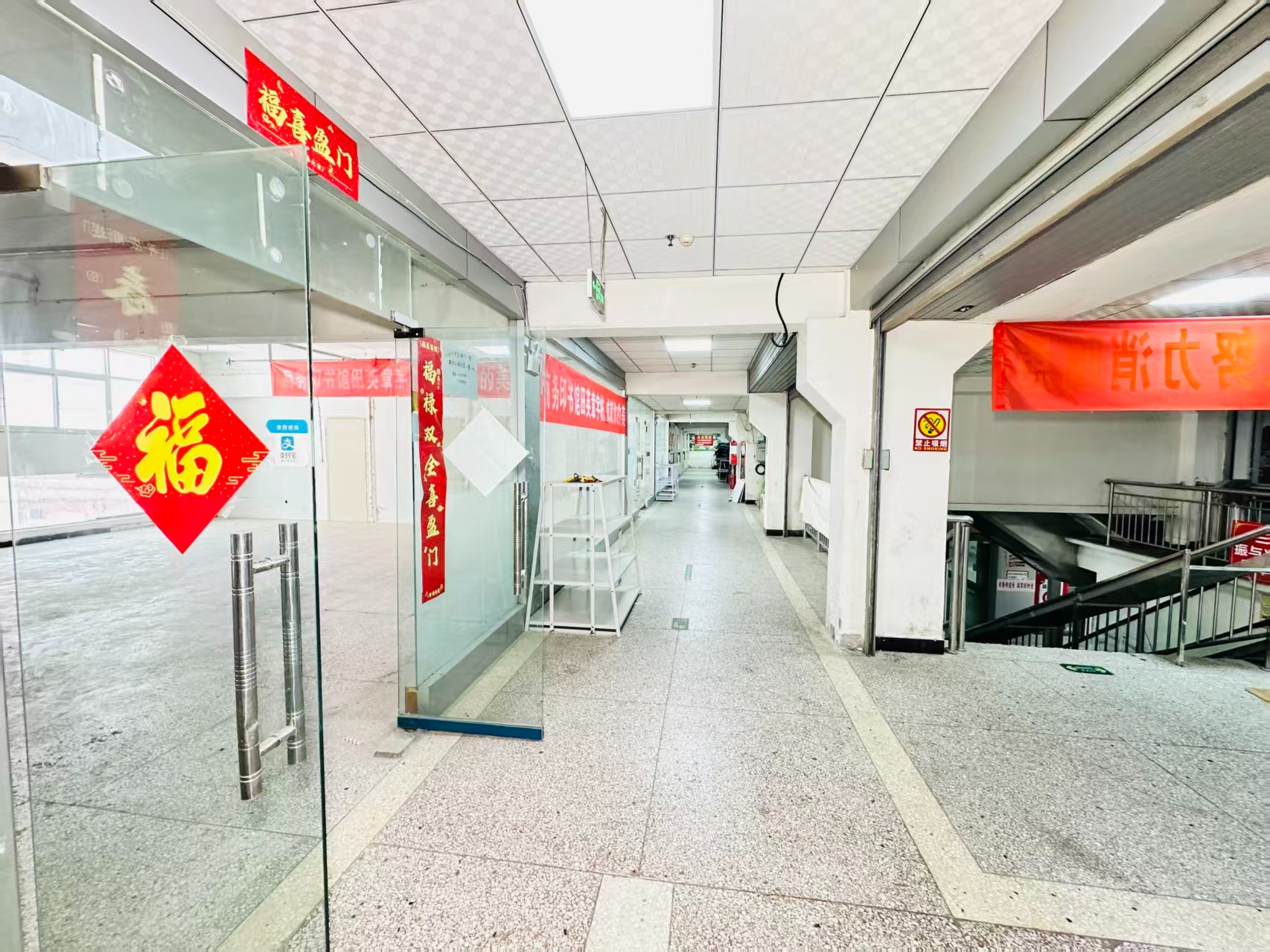 联东U谷瀍河科技创新谷灵活办公空间，满足企业不同发展阶段需求 ✨ 商业配套完善，助力企业快速成长 ✨ AI产业资源链接，共建创新生态 ✨ 办公、展示、运营一体化空间  现在入驻，抢占AI产业发展新赛道！_COPY