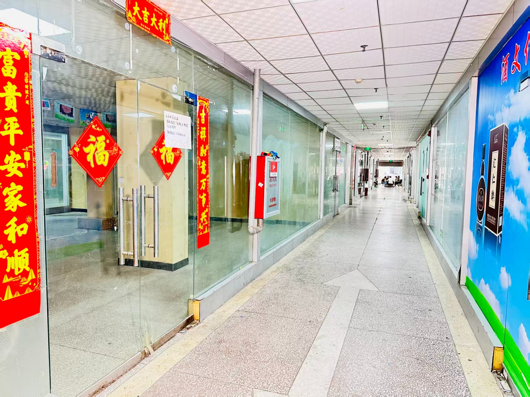 联东U谷瀍河科技创新谷园区位于洛阳市老城区春都路商贸核心区域，周边商业氛围成熟，交通便利，配套完善。依托传统副食品商贸资源，园区具备良好的经营基础和人气优势，是企业办公、商品展示、批发零售及创业发展的理想选择。