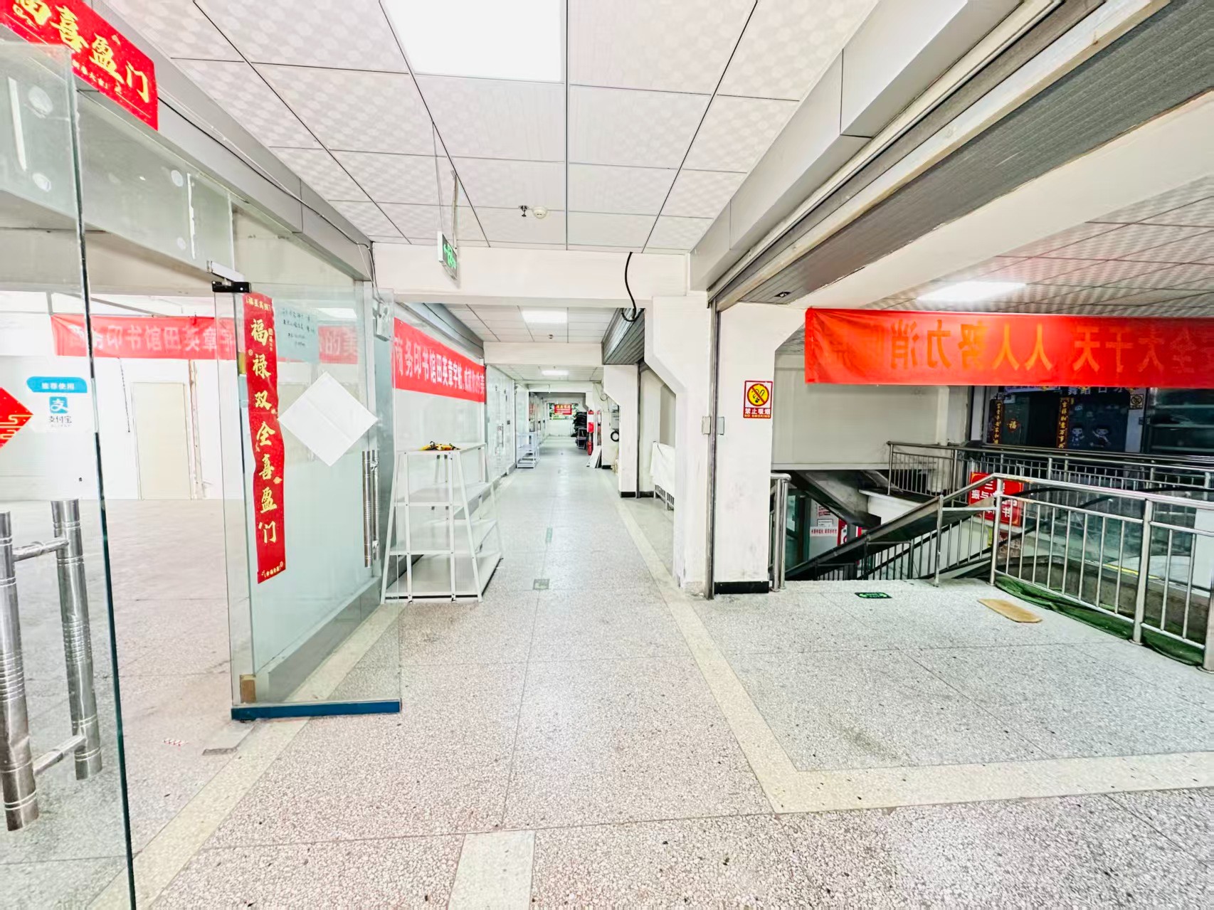 联东U谷瀍河科技创新谷引入人工智能技术应用场景，推动AI与商业、零售、电商、企业服务等领域融合发展。